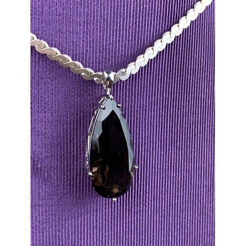 276 - A SILVER SMOKEY QUARTZ PENDANT ON SILVER CHAIN