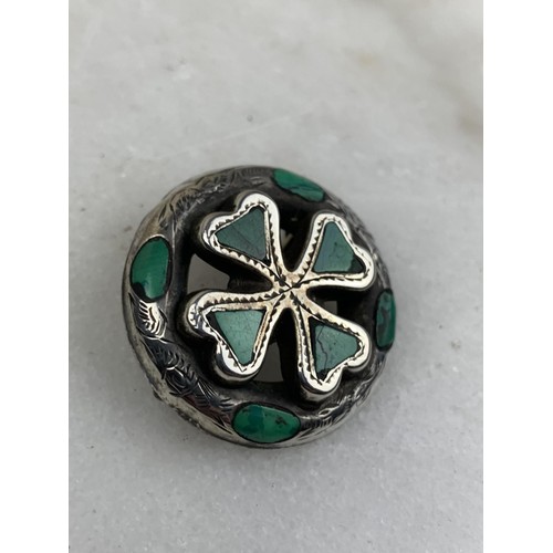 279 - A 4 LEAF CLOVER BROOCH SET WITH CONNEMARA MARBLE