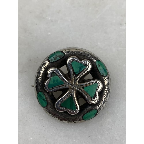 279 - A 4 LEAF CLOVER BROOCH SET WITH CONNEMARA MARBLE