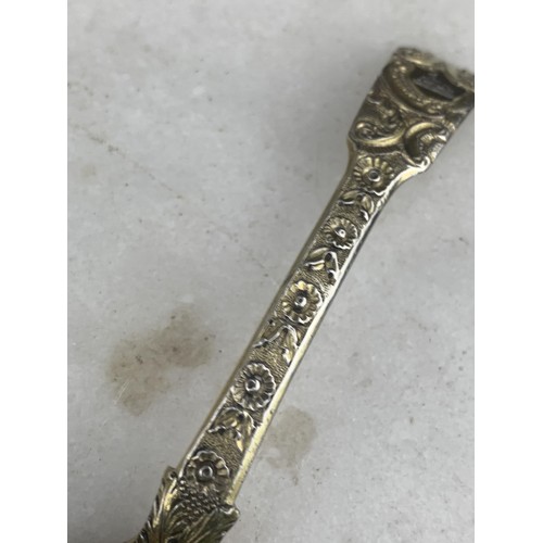 300 - A GEORGIAN LONDON SILVER SHELL BOWL CADDY SPOON WITH ORNATE HANDLE DATED 1814 (SLIGHT DAMAGE TO BOWL... 