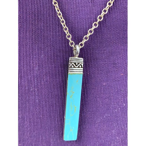 302 - A SILVER AND TURQUOISE BAR PENDANT ON SILVER CHAIN