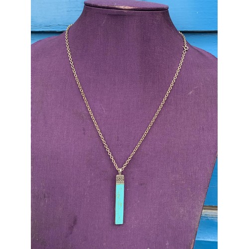 302 - A SILVER AND TURQUOISE BAR PENDANT ON SILVER CHAIN