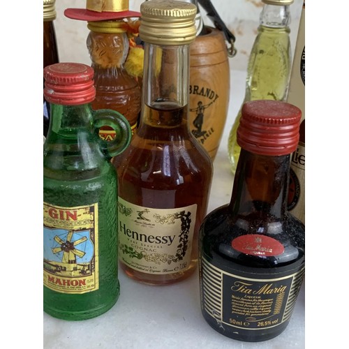 344 - A COLLECTION MIXED MINIATURE DRINKS