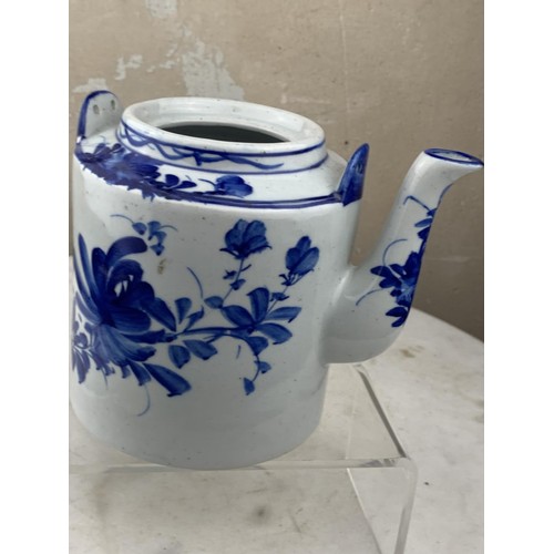 395 - AN ANTIQUE HAND PAINTED BLUE AND WHITE TEAPOT 6