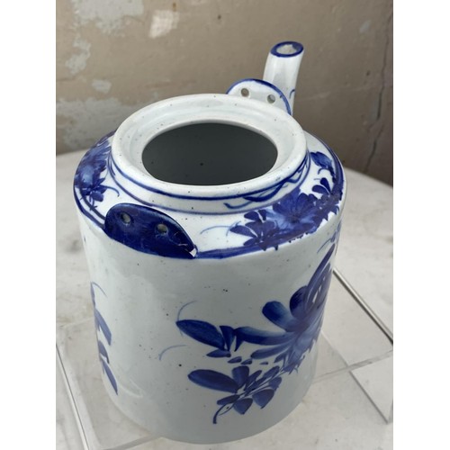 395 - AN ANTIQUE HAND PAINTED BLUE AND WHITE TEAPOT 6