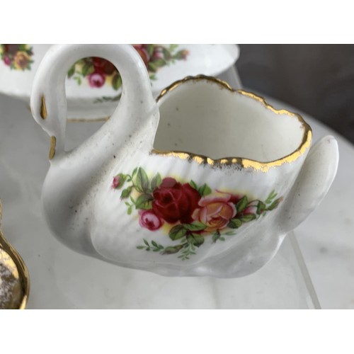 413 - 4 PIECES OF OLD COUNTRY ROSE BY ROYAL  ALBERT