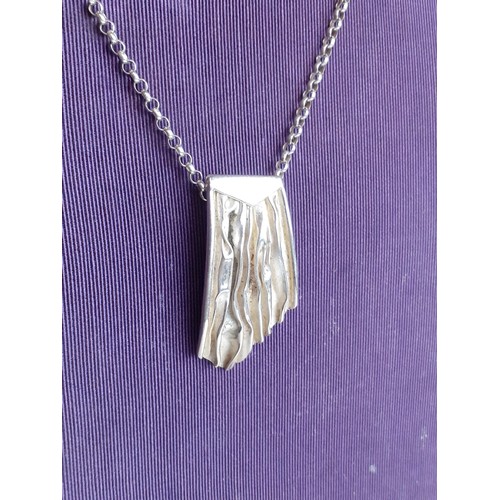 415 - A SILVER PENDANT ON SILVER CHAIN