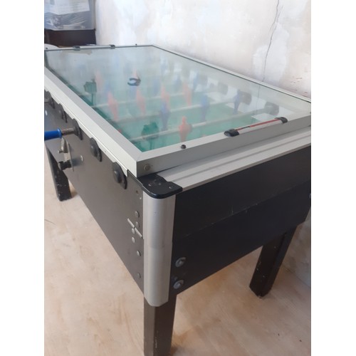 422 - A VINTAGE  TABLE TOP FOOTBALL GAME UNDER GLASS AND WITH A 50 PENCE SLOT