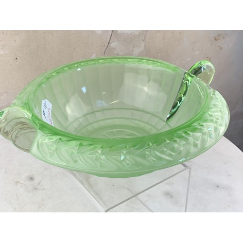 449 - AN ART DECO URANIUM/VASELINE GREEN GLASS BOWL