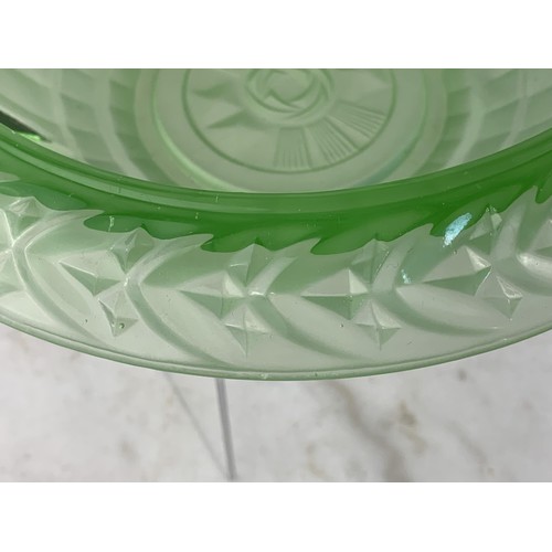 449 - AN ART DECO URANIUM/VASELINE GREEN GLASS BOWL