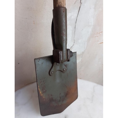 452 - A WWII SHOVEL