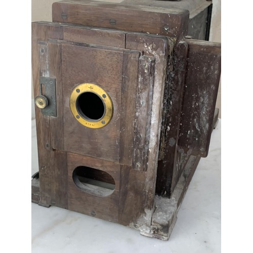 485 - AN ANTIQUE MAGIC LANTERN BELLOWS CAMERA