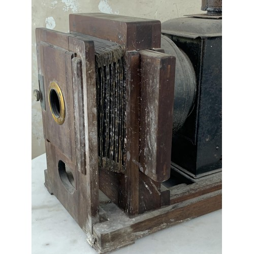 485 - AN ANTIQUE MAGIC LANTERN BELLOWS CAMERA