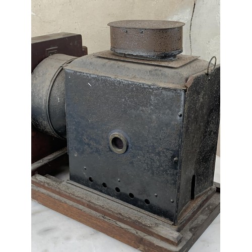 485 - AN ANTIQUE MAGIC LANTERN BELLOWS CAMERA