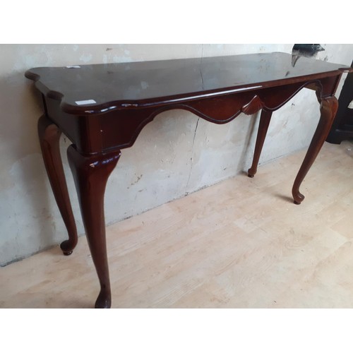 477 - A MAHOGANY CONSOL TABLE WITH SHELL MOTIF