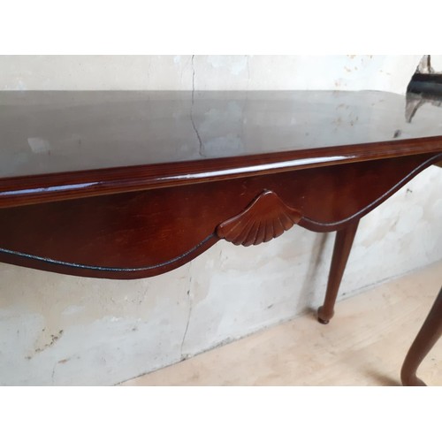 477 - A MAHOGANY CONSOL TABLE WITH SHELL MOTIF