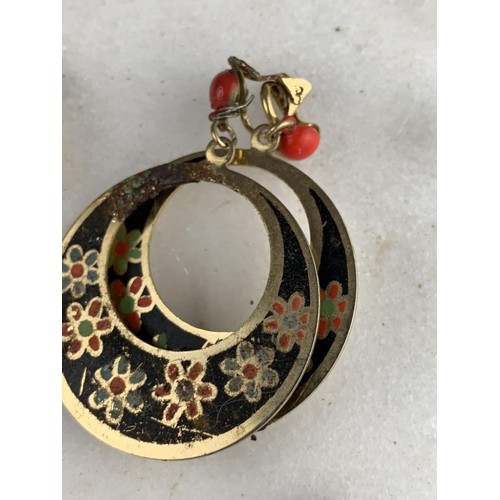 260D - COLLECTION OF VINTAGE EARRINGS