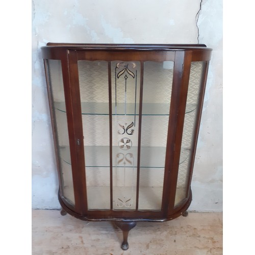 133 - RETRO BOW FRONT CHINA CABINET (CRACK IN FRONT GLASS PANEL)