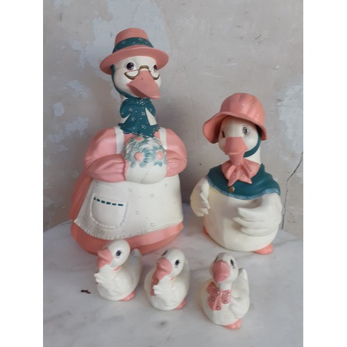 135 - DUCK FAMILY ORNAMENTS