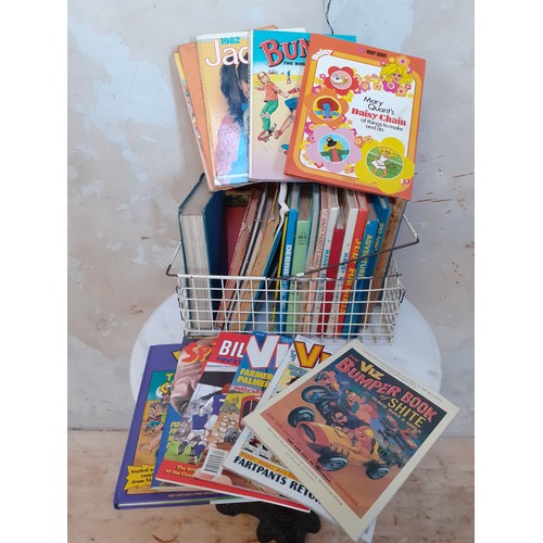 137 - A COLLECTION OF ANNUALS & MAGS