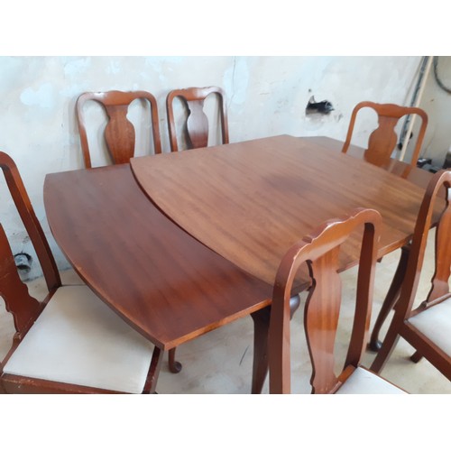 139 - A DRAWLEAF TABLE WITH 6 CHAIRS