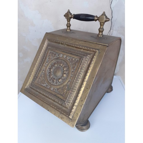 174 - A BRASS COAL SCUTTLE