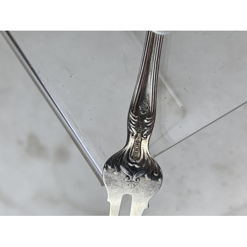 205 - AN ORNATE 2 PRONG STERLING SILVER FORK 21grms