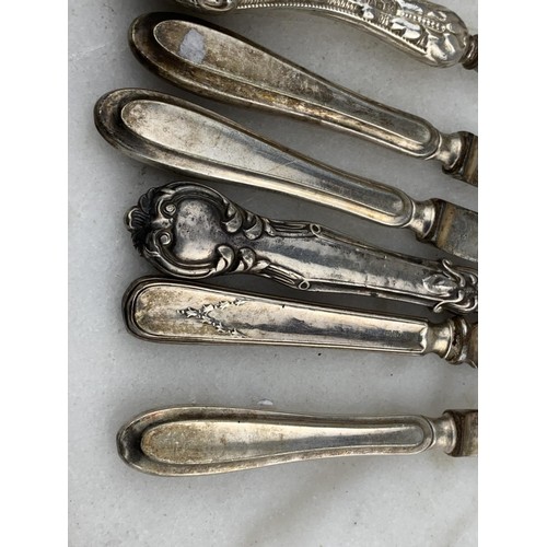 25 - A MNIXED LOT OF HALLMARKED SILVER HANDLE ITEMS TO INCLUDE A GLOVE PULL, BUTTON PULL, SHOE HORN & KNI... 