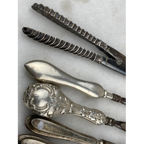 25 - A MNIXED LOT OF HALLMARKED SILVER HANDLE ITEMS TO INCLUDE A GLOVE PULL, BUTTON PULL, SHOE HORN & KNI... 