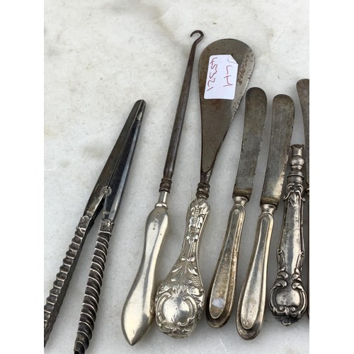 25 - A MNIXED LOT OF HALLMARKED SILVER HANDLE ITEMS TO INCLUDE A GLOVE PULL, BUTTON PULL, SHOE HORN & KNI... 