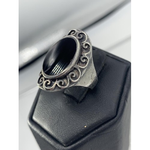 220 - AN ORNATE ONYX SET SILVER RING