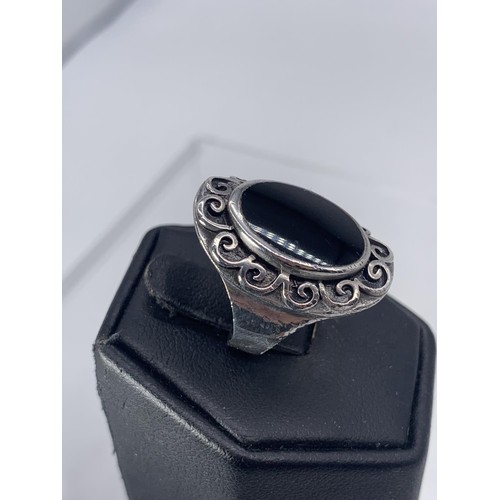 220 - AN ORNATE ONYX SET SILVER RING