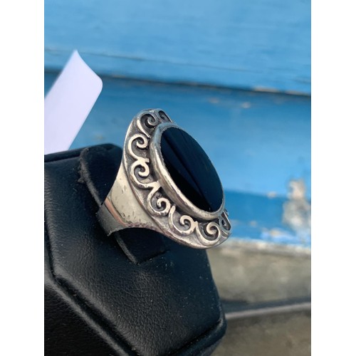 220 - AN ORNATE ONYX SET SILVER RING