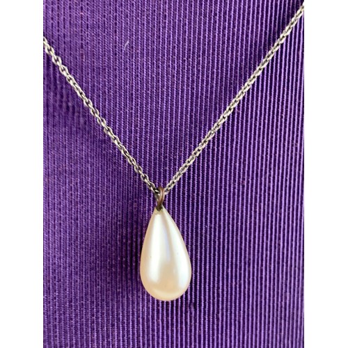 223 - SILVER CHAIN WITH PEARL PENDANT