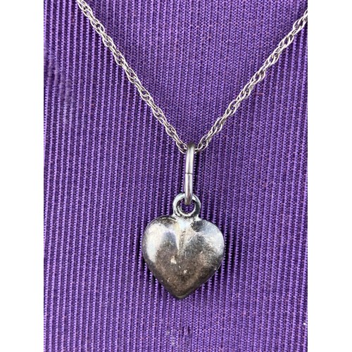 400 - A SMALL SILVER HEART LOCKET ON A SILVER CHAIN