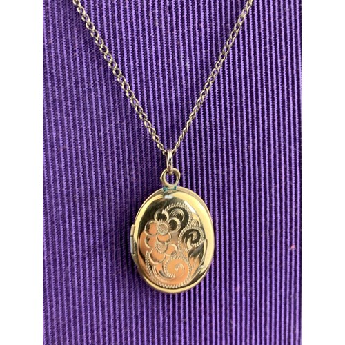 405 - AN OVAL LOCKET ON A 9CT GOLD CHAIN