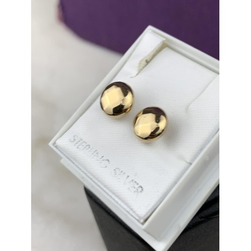 408 - A PAIR OF 9CT GOLD EARRINGS