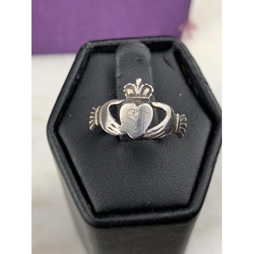 409 - A SILVER CLADDAGH RING