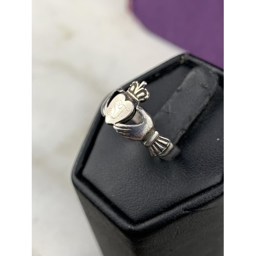 409 - A SILVER CLADDAGH RING