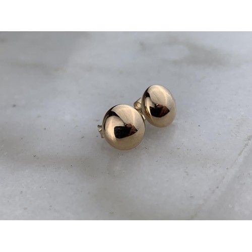 442 - A PAIR OF 9ct GOLD BUTTON EARRINGS