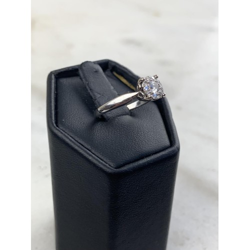 459 - A STUNNING 18CT GOLD DIAMOND RING (1 FULL CARAT TOTAL) SIZE K/L