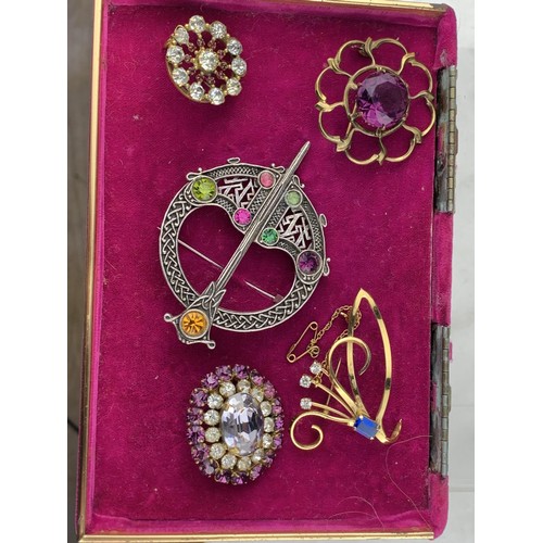 507 - 5 HIGH QUALITY BROOCHES