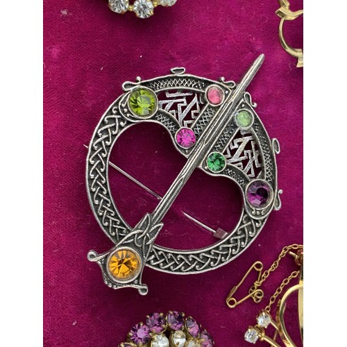 507 - 5 HIGH QUALITY BROOCHES