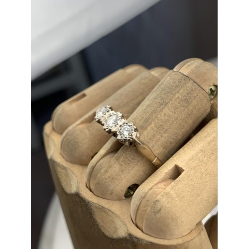 447 - A 3 STONE DIAMOND ILLUSION RING WITH 18ct GOLD STAMP AND PLATINUM SETTING TOTAL WEIGHT 3.9grms