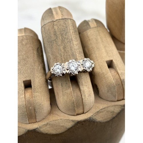 447 - A 3 STONE DIAMOND ILLUSION RING WITH 18ct GOLD STAMP AND PLATINUM SETTING TOTAL WEIGHT 3.9grms