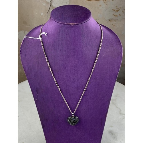 455 - LARGE DESIGNER SILVER AND JET HEART PENDANT ON A SILVER CHAIN