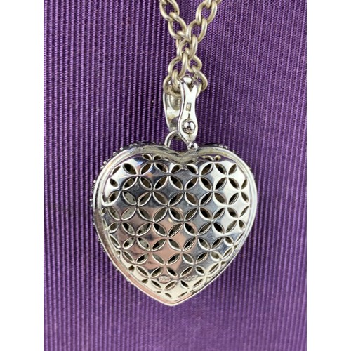 455 - LARGE DESIGNER SILVER AND JET HEART PENDANT ON A SILVER CHAIN