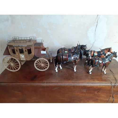 489 - A STUNNING HAND CARVED VINTAGE AMERICAN STAGE COACH WITH 4 MELBA WARE HORSE