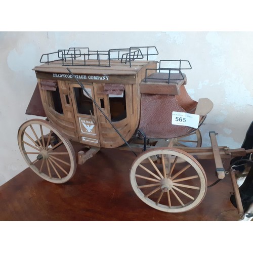 489 - A STUNNING HAND CARVED VINTAGE AMERICAN STAGE COACH WITH 4 MELBA WARE HORSE