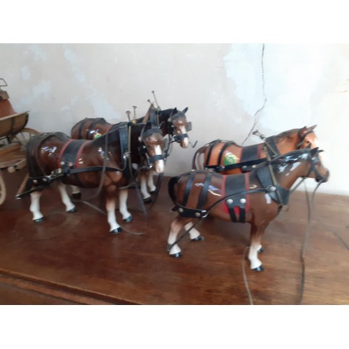 489 - A STUNNING HAND CARVED VINTAGE AMERICAN STAGE COACH WITH 4 MELBA WARE HORSE